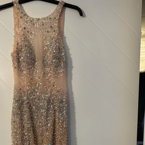 Festklänning - Använt en gång, bra skick, storlek 36/38 Finns att hämta i Kumla, Örebro 