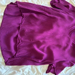 Lila blus - Säljer en lila blus från Stockholm LW aldrig andvänd  I storlek 38   Köptes för 600  Säljs för 300 