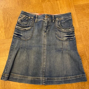 Halvlång jeanskjol - Jeanskjol i bra skick.  Köpt från vera moda. 