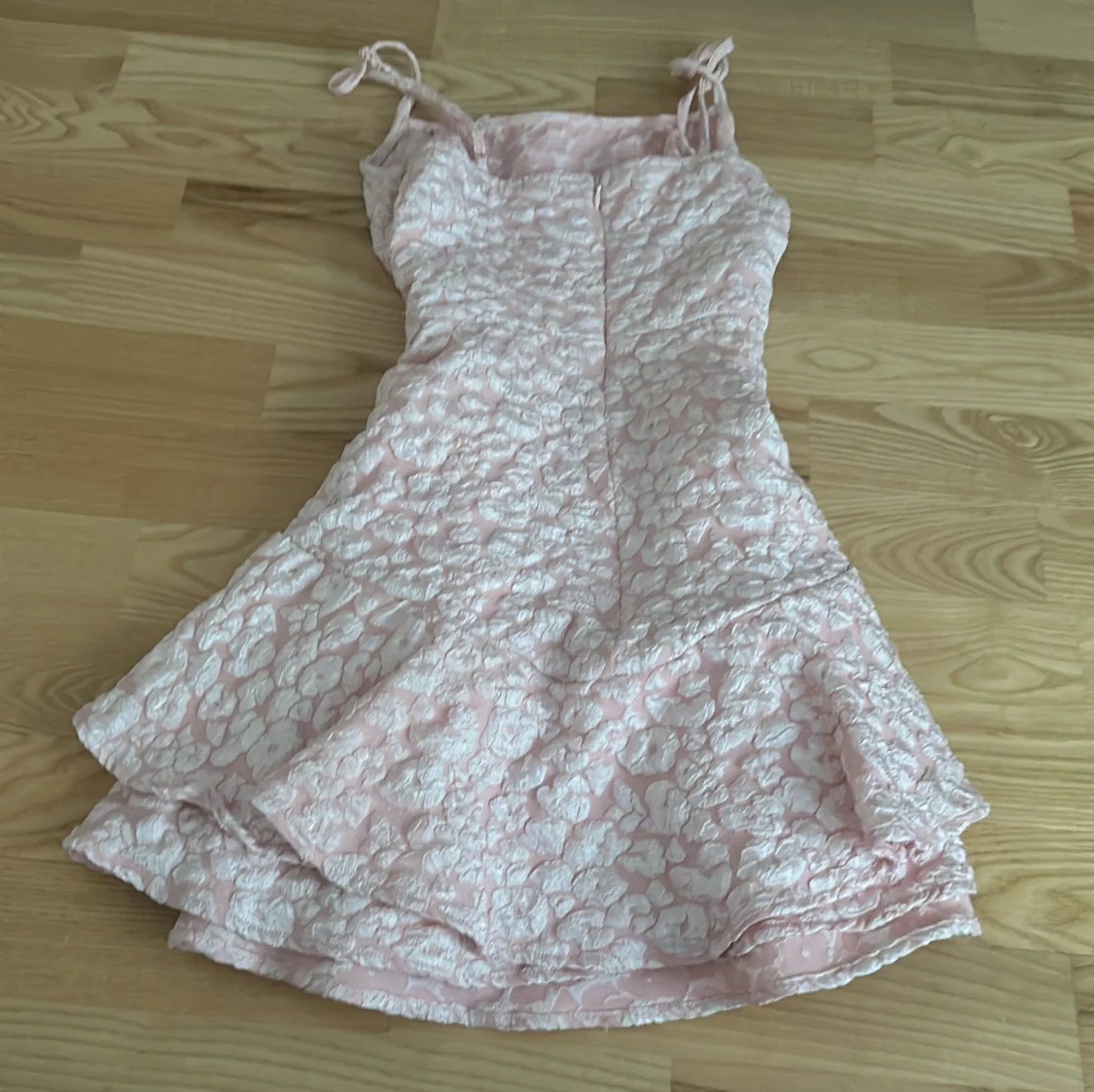 Säljer klänningen för 175 kr. Priset kan diskuteras i privat  - 90