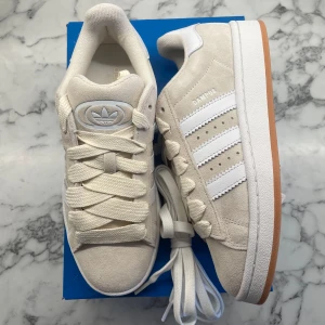 Adidas Campus 00s ”Wonder White Gum” - Helt nya och oanvända Adidas Campus 00s ”Wonder White Gum”. Storlek: 39 1/3. Pris: 1500. Skicka ett meddelande vid intresse! 