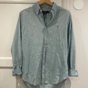 Ralph Lauren skjorta - Säljer denna snygga Ralph Lauren skjorta till sommaren för ett bra pris. Inga defekter eller märken förekommer, hör av dig för frågor och bilder. 