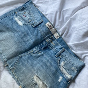 Jeanskjol  - Såå snygg lågmidjad jeanskjol från hollister!  Säljer för att den var lite för stor på mig, inga defekter! 🥰