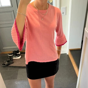 Rosa volangtröja - Rosa stickad tröja med volanger från Soft Rebels i storlek M, passar även S. Fint skick. Använd gärna köp nu!