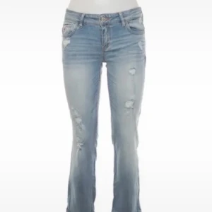 Jeans med slitningar - jättesnygga jeans från hollister. Har en liten fläck på knät men märkts knappt. Kom privat för mer bilder🩷