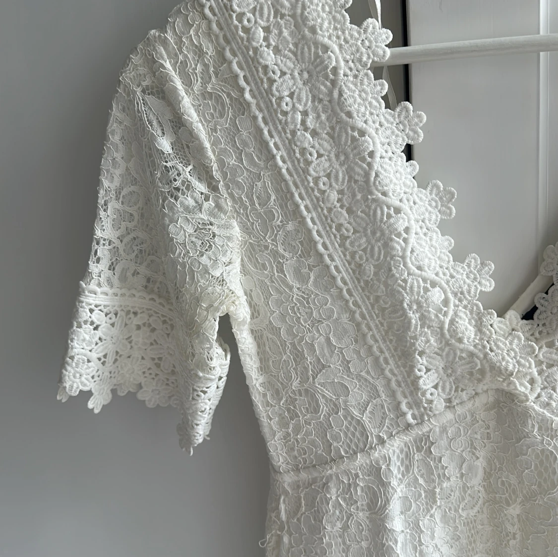 Vit spets klänning Bilbok  - 90