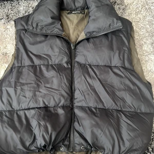 Svart Väst storlek M - Svart väst från Gina storlek M men passar S och L också, i väldigt gott skick