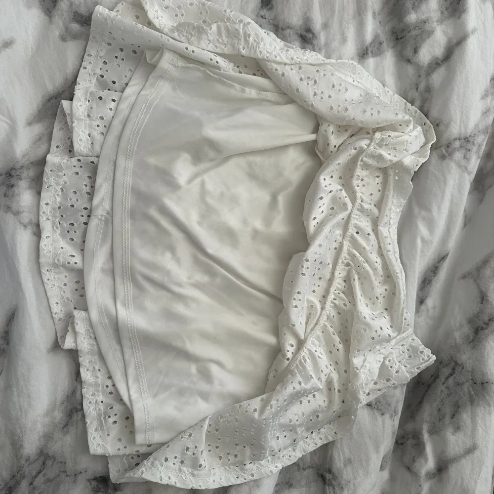 En fin vit kjol från Chiquelle endast använd två gånger super fin i strl L men sitter mer som en M 🌸. Kjolar.