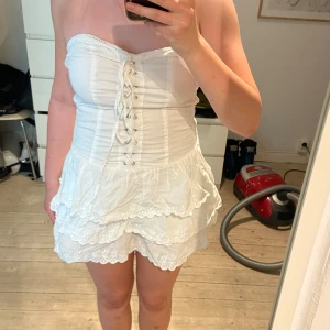 Asfin klänning med snörning och volang - Vit klänning, perfekt till sommarn !!