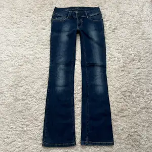 Lowrise och bootcut jeans, i perfekt skick 💕 Midjan är 79cm och innerbens är 82cm 🤍