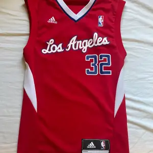 Ett Los Angeles Clippers linne med Blake Griffin/ nr 32, perfekt till sommaren eller om du känner för en lite sportig outfit🏀 Nästintill oanvänd, inga defekter👟