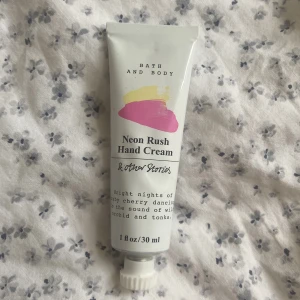 Handkräm  - Helt ny, endast testad en gång Med doft av ruby cherry, Wild orchid och tonka🍒