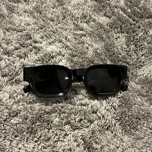 Solglasögon - Aldrig använda och är i nyskick. Fodral och putsduk kommer med.  Meddela vid fler bilder eller frågor!