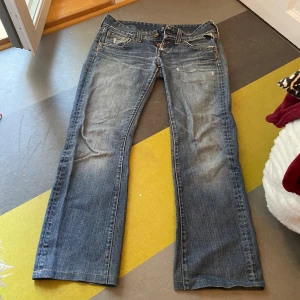 Lågmidjade jeans - Lågmidjade och utsvängda jeans från märket Replay! Sista bilden är där jag har lagat byxorna då det var ett hål där förut! Bara att höra av dig om du har fler frågor såklart💓 Midjemått= 42 cm  Innerbenslängd= 73 cm