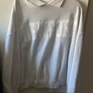 Sweatshirt från pull&bear, köptes på secondhand. Använd ett fåtal gånger, ser ut som ny. Passar mig även att jag är en L/XL i överdel. Köparen står för frakten.