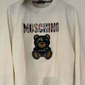Helt ny moschino stickad tröja med tryck, Liten i storleken för xl, Pris kan diskuteras, möts upp i Göteborg 