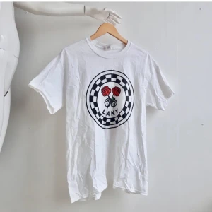 LANY t-shirt - Oanvänd LANY-tisha köpt på konsert i Amsterdam 2017. 