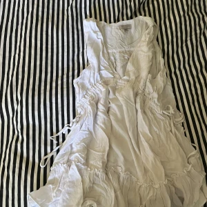 Delning vita sommarklänning  - Drömlik klänning, perfekt till sommaren