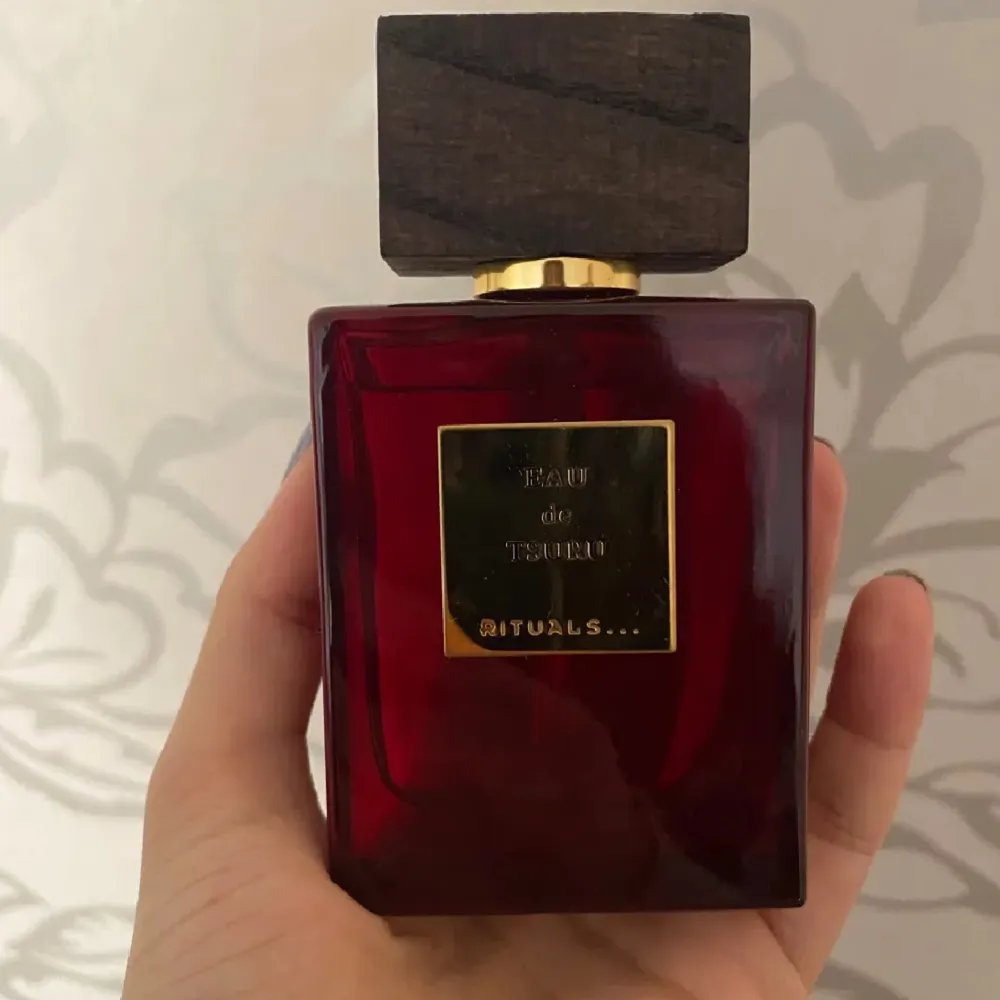 Parfym från rituals i Eu de Tsuru 60ml Parfymen har använts några gånger men är nästan helt full som det kan ses på bild.