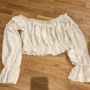 långärmad topp - ser lite grå ut på bild men de är bara ljuset, från new yorker, använd 1 gång, storlek M