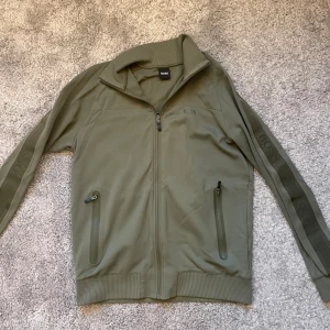 Hugo boss full zip - Perfekt skick, passar dig runt 1,70 storlek S 