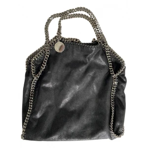 Stella Mccartney falabella tote - Säljer min Stella McCartney väska som jag köpt från Vestiaire Collective. Den är i modellen Falabella leather tote i storlek medium. Väskan är i veganskt läder och har en liten defekt på baksidan, se bild.