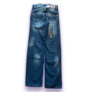 Unisex loose fit jeans i nyskick med lappen kvar. 