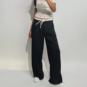 Kostymbyxa med vit linning - Coola brallor från Zara, ALDRIG använda.  Säljer då jag har alldeles för mycket kläder! 🩷 nypris 399