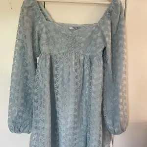 Super söt blå klänning från NA-KD! Säljer då den var förliten för mig. Klänningen är helt oanvänd och har lappen kvar! Nypris 499kr om jag minns rätt!!!🩵skicka gärna prisförslag!