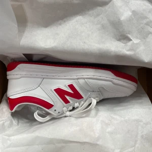 New balance 480 - Ny pris 1130kr. Inprecip helt nya, ändast testade.  Original lådan e kvar och pappret i skorna. Säljer då jag inte gillade färgen rött på mig och hann inte skicka tillbaka i tid 