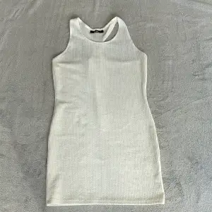 Säljer en vit tajt klänning från bikbok. Den är väldigt stretchig och har ganska liten passform. Passar storlek S/M möjligen XS. Köp gärna via köp-nu funktionen 💕 