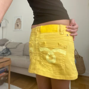 Mini jeanskjol - Så snygg lågmidjad jeanskjol 