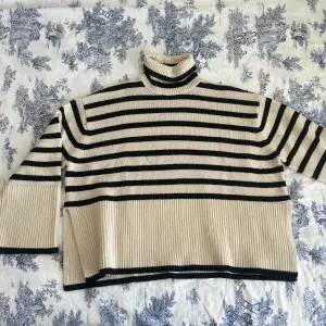 Polotröja från Toteme, ”signature stripe turtleneck”, lapp avklippt men tror den är storlek S/M,  56% ull 44% bomull, mycket bra skick, nypris 3900