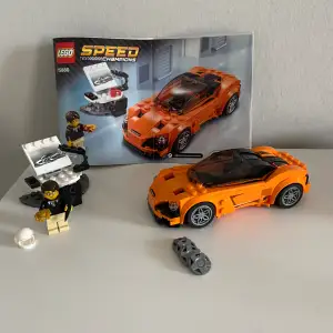 Lego Speed Champions 75880 McLaren 720s. I väldigt bra skick, har endast använts som dekoration. Alla delar följer med inklusive instruktion och extra bitar. Det enda som saknas är kartong. Svårt att få tag på!