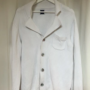 Sand Cardigan Tröja - Säljer nu min sjukt feta sand tröja med ett nypris på 1199kr. Hör av er vid frågor & funderingar🤝