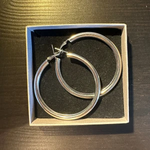 Örhängen runda silverringar  - Silvriga örhängen i runda ringar. Säljer flera örhängen så kolla gärna in fler i min profil. Vid köp av flera kan man få rabatt. Skriv till mig privat isåfall💗