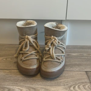 Inuikii  - Så fina inuikiis i färgen beige! Älskar dessa skor så de är rätt använda därav defekter som syns på bilderna. Skriv för fler bilder på defekter osv.