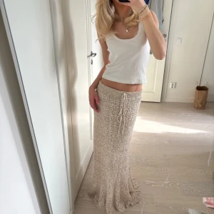 Virkad maxikjol  - Så sjukt snygg virkad maxikjol från Rosebud😍 använd en gång, jag är 175