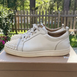 Christian Louboutin  - Hej! Säljer nu dessa skit snygga skor som passar perfekt in till sommarn! Skorna är givetvis äkta och i bra skick! Finns lite skav i innerhälen men annars bra. Box medföljer!