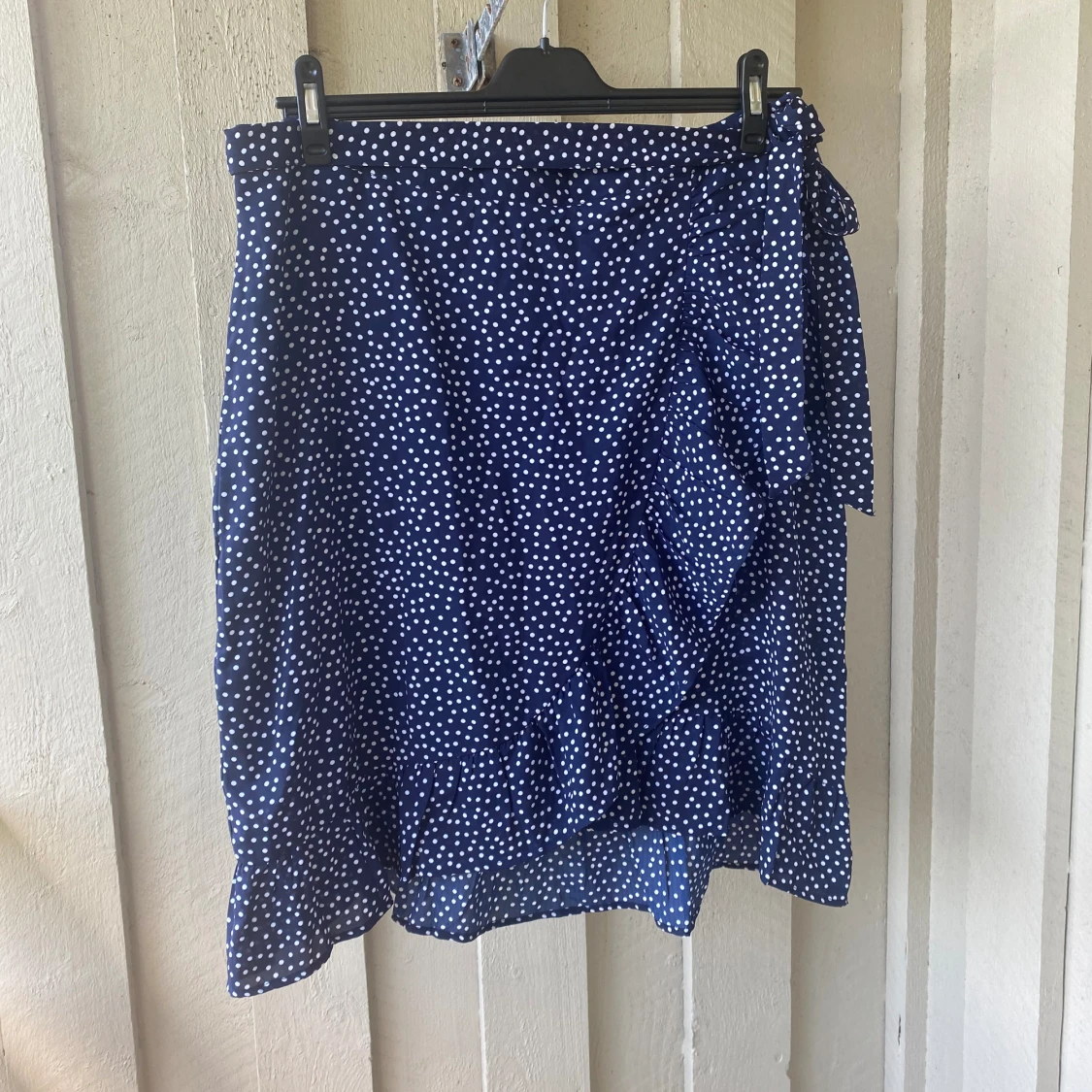 Knälång omlottkjol