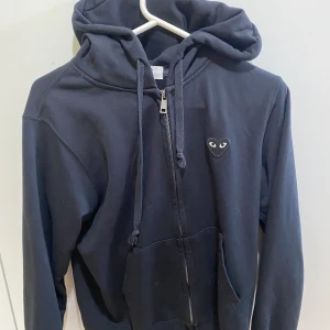 Comme de garcon kofta - Säljer denna snygga Comme de garcon kofta som är perfekt till sommarkvällarna och även till vintern. Skick 7/10. Skriv vid intresse!