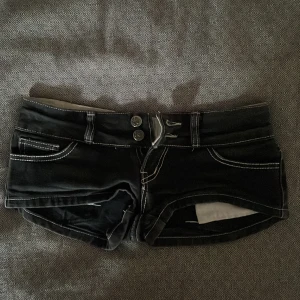 jeans shorts  - svarta as snygga jeans shorts😍(har inga bilder på då dom är för små) dom är lågmidjade