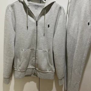 Polo Ralph lauren tracksuit  - Säljer denna snygga polo tracksuit då den inte passar mig längre. Skick lika gott som nytt. Det är bara att skriva vid funderingar eller liknande 