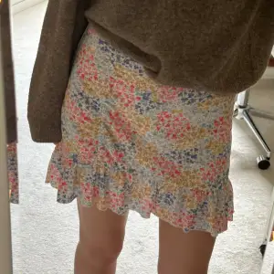 En kjol från Gina Tricot. Väldigt gullig och sommrig. Jag använder den inte längre och därför så säljer jag den. 🎀🩷storlek M men jag har vanligtvis S och den passar mig jättebra ☺️🫶🏻 tryck gärna på köp nu 🩷