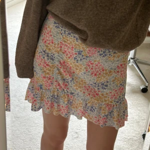 Gina Tricot kjol  - En kjol från Gina Tricot. Väldigt gullig och sommrig. Jag använder den inte längre och därför så säljer jag den. 🎀🩷storlek M men jag har vanligtvis S och den passar mig jättebra ☺️🫶🏻 tryck gärna på köp nu 🩷