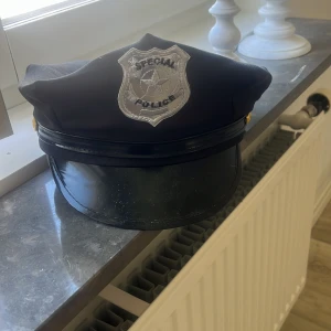 Halloween polishatt - Använd 1 gång annars har den bara legat så den har lite damm på sig, köpt på fyndiq