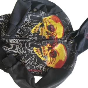 ED HARDY ZIP - Asfet ed hardy zip up i storlek S. Ganska välanvänd men ändå bra skick. 
