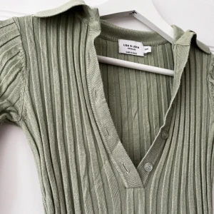 Ljusgrön klänning med knappar. - .