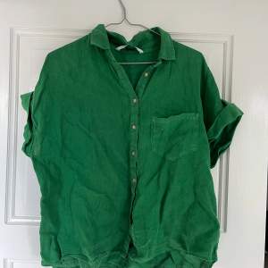 Grön, kortärmad skjorta från Zara i storlek XL. Storleken stämmer inte riktigt med det ”vanliga” utan skulle säga att den passar på M om man vill ha den loose (kan skicka bild på)