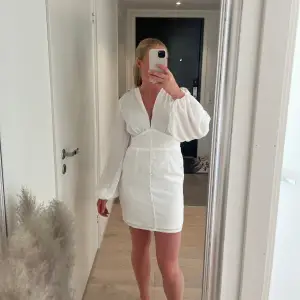 Säljer denna helt oanvända fina vita klänningen från NAKD som är perfekt till studenten💗💓 Säljer den eftersom jag hittat en annan och hann inte skicka tillbaka. Nypris är 699kr, storlek 36. 